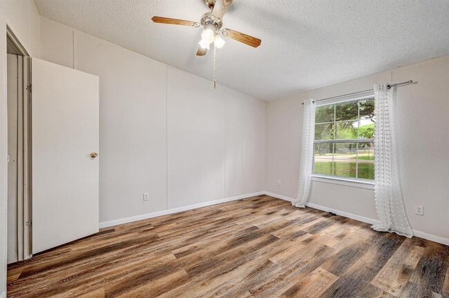 Building Photo - 241 Glenwood Dr