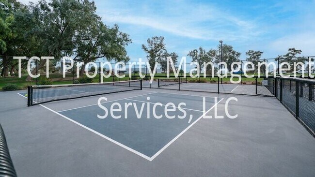 Building Photo - Stunning 1 Bedroom with Pool View