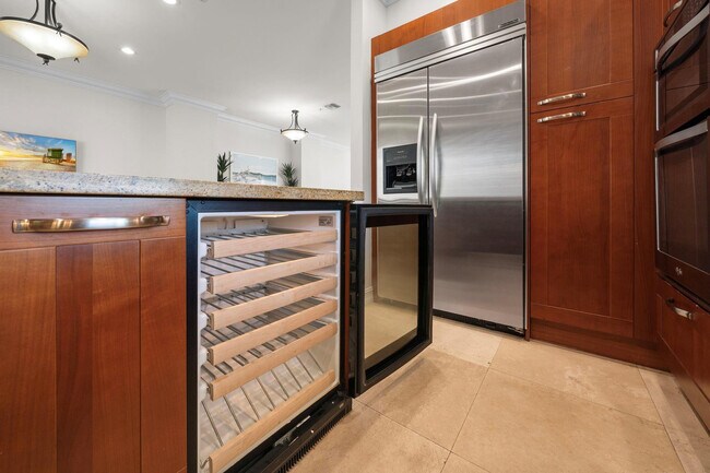 Building Photo - 514 N Birch Rd