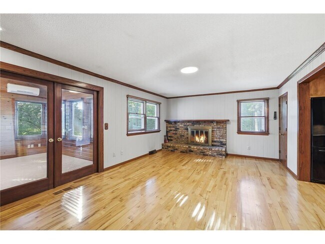 Building Photo - 6208 Hillside Rd