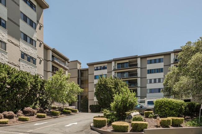Primary Photo - Gorgeous 2 Bed / 2 Bath Top Floor Condo wi...