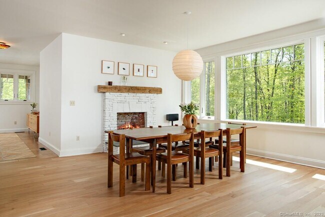 Building Photo - 121 Quaker Hill Rd