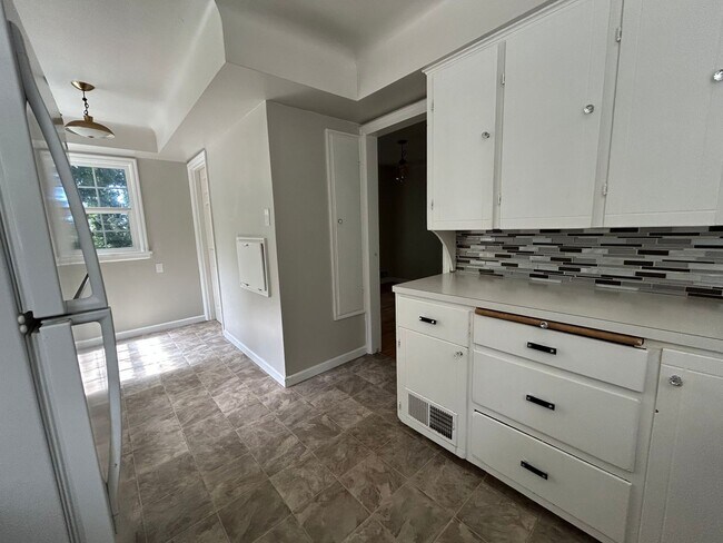 Building Photo - 2 Bed, 1.5 Bath Home with Basement and Sunroom