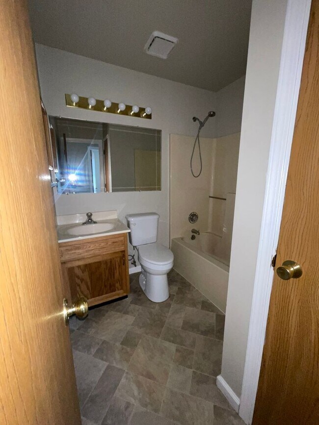 Building Photo - 3 Bed 2 Bath House For Rent in Winfield, MO