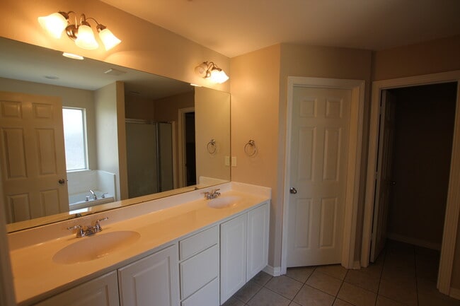 Building Photo - Stunning 3 Bedroom in Vineyard Estates Com...