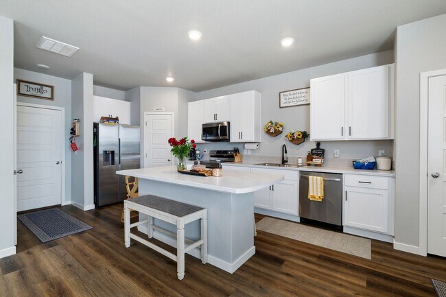 Building Photo - Beautiful 3-Bedroom Townhome with Park Vie...