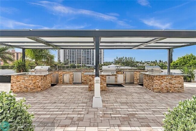 Building Photo - 525 N Ocean Blvd