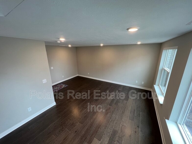 Building Photo - 635 Golborne St