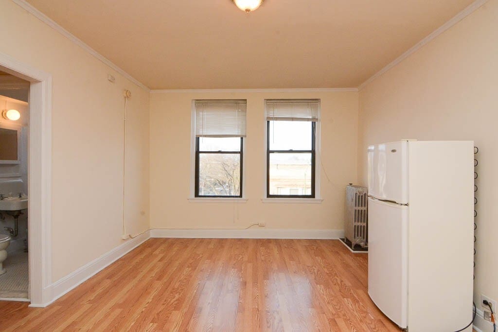 Building Photo - 3335 W Diversey Ave