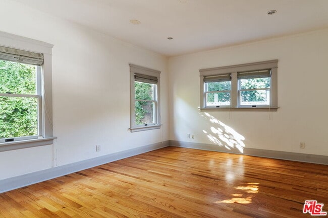 Building Photo - 2027 Canyon Dr