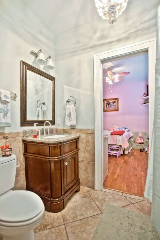 Building Photo - 4/3 House off of Bellevue! Available August 2026!