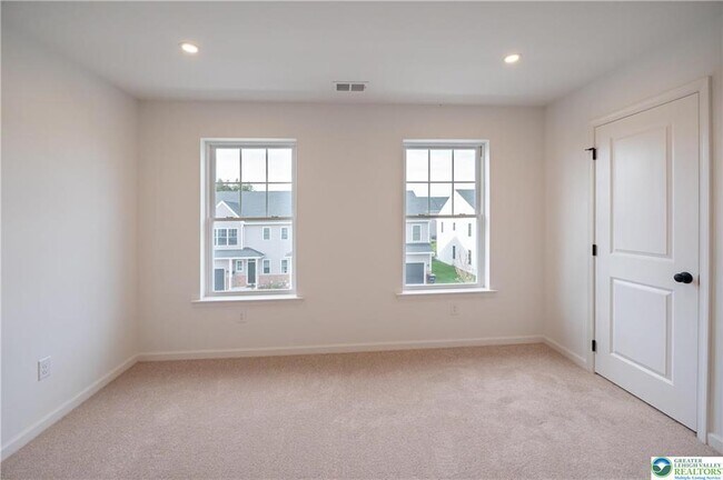 Building Photo - 560 Long St