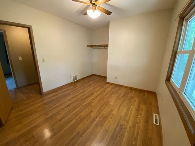Building Photo - WHOLE HOUSE: 3 Bed 1 Bath close to UWEC! Available June 1st