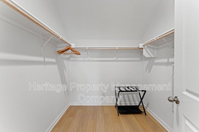 Building Photo - 2119 Hofstaat