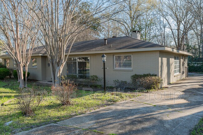 Building Photo - 1861 Gillespie Dr