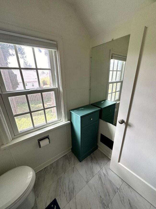 Building Photo - Charming Fully Furnished Bungalow Rental with Modern Amenities in Roseway!