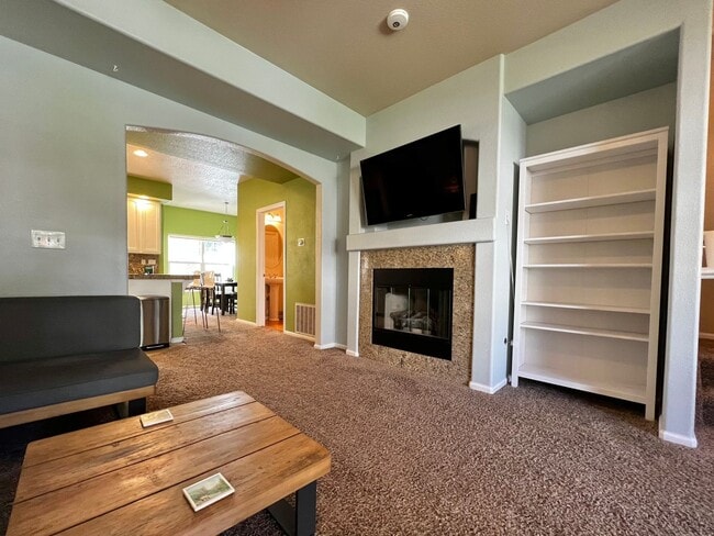 Building Photo - Beautiful 2 Bed 2.5 Bath Condo Near Observ...