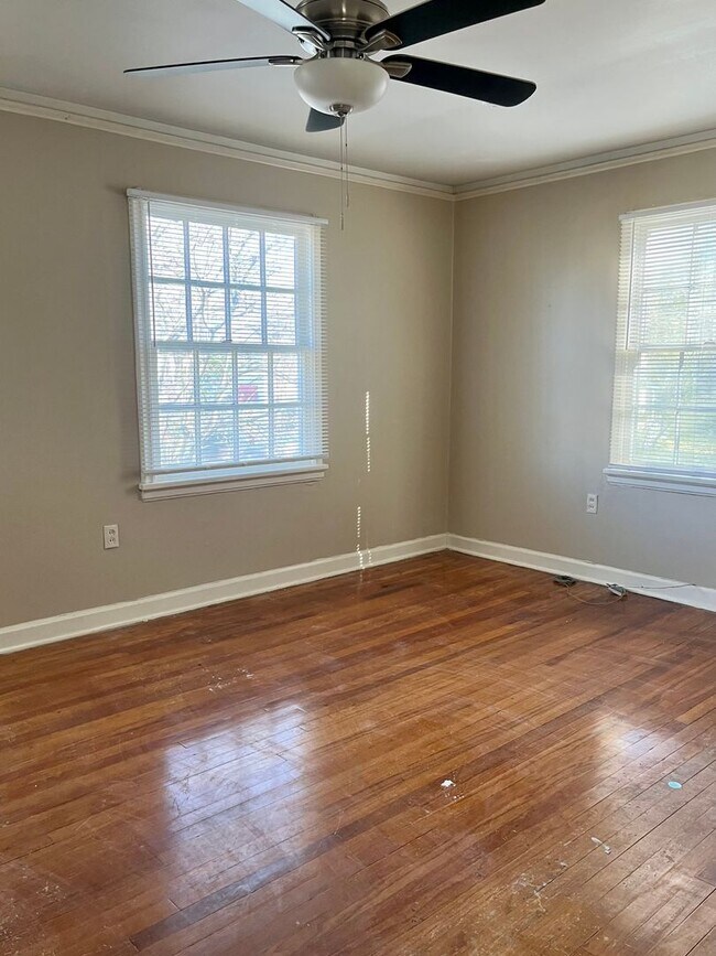 Building Photo - Great location in Garden District seconds from Downtown and LSU!