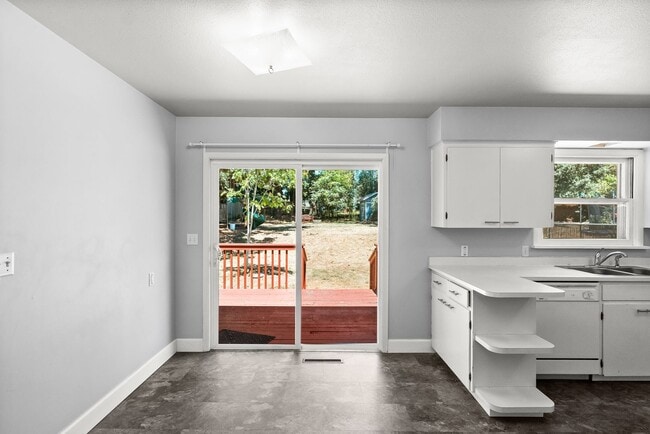 Building Photo - Charming 3-Bedroom Bungalow on Large Fenced Lot