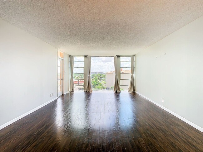 Building Photo - 7400 Sun Island Dr S