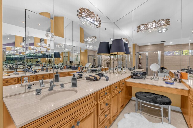 Building Photo - 216 W Kavenish Dr