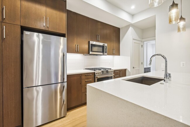 Building Photo - Near NEW 1+1 in NW DC!