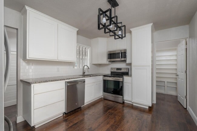 Building Photo - 3042 S 28th St