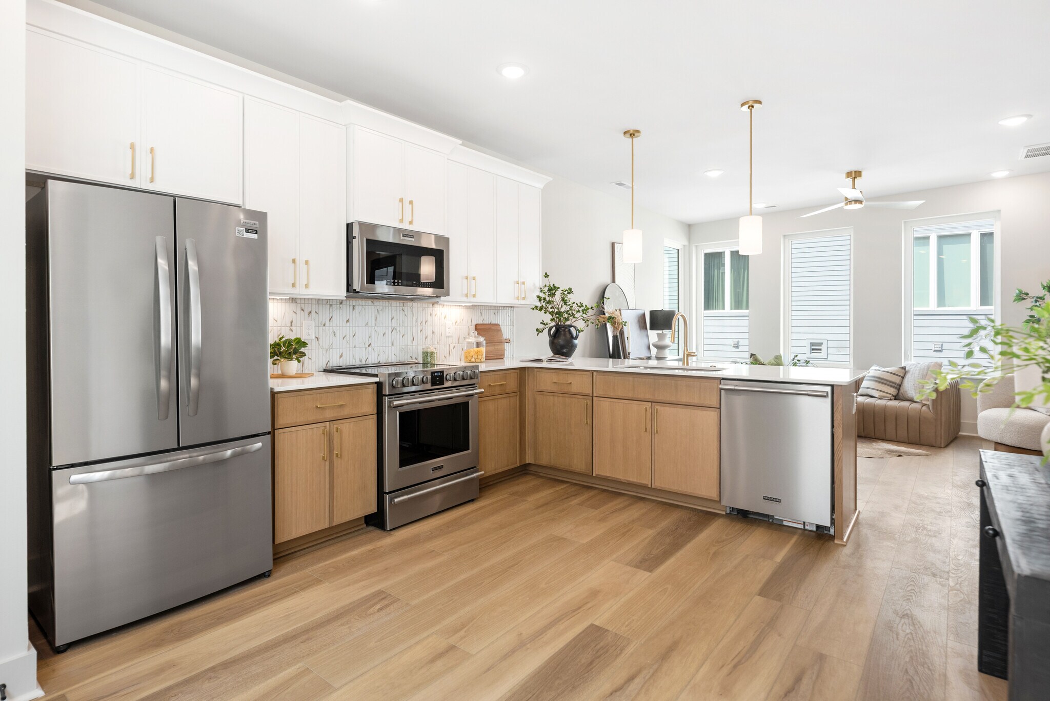 Building Photo - 1043 E Trinity Ln