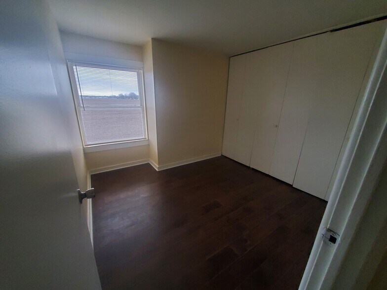 Building Photo - 1532 Hobson Dr