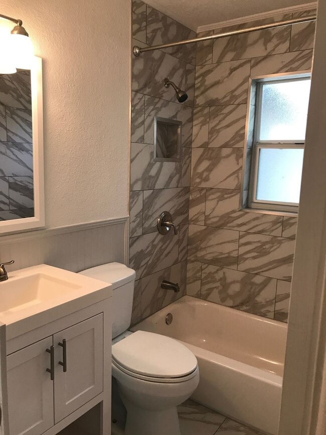 Building Photo - Beautifully Appointed 3/2 w Garage For Ren...