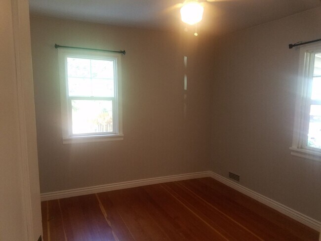 Building Photo - Charming Main level apartment