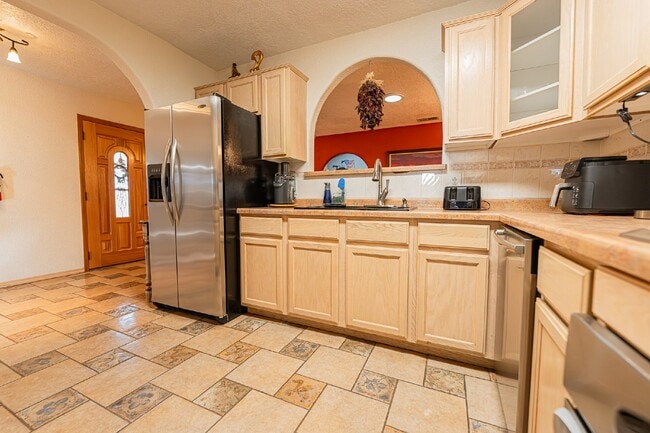 Building Photo - Desert Oasis – Furnished Executive Room in...