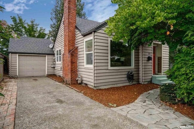 Primary Photo - Furnished 2 bedroom 1 bath cottage with landscape included and split mini ducts