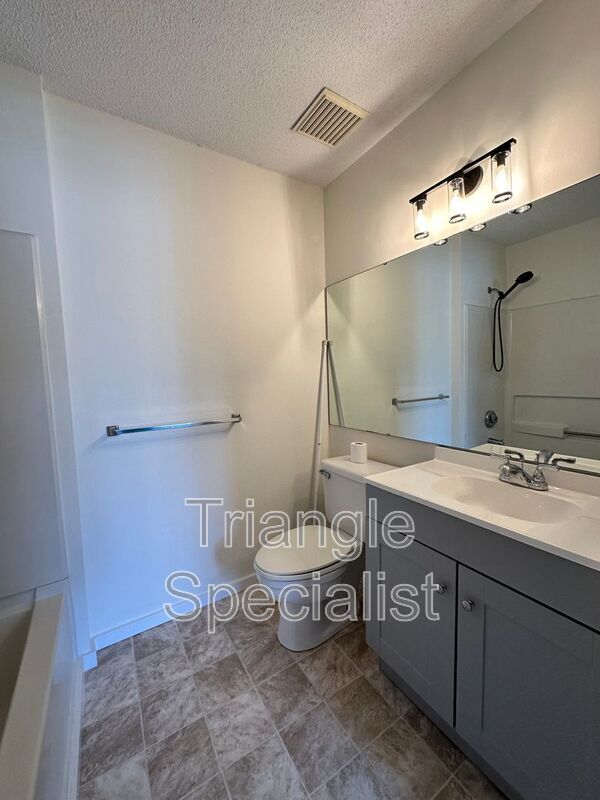 Building Photo - 1420 Collegiate Cir