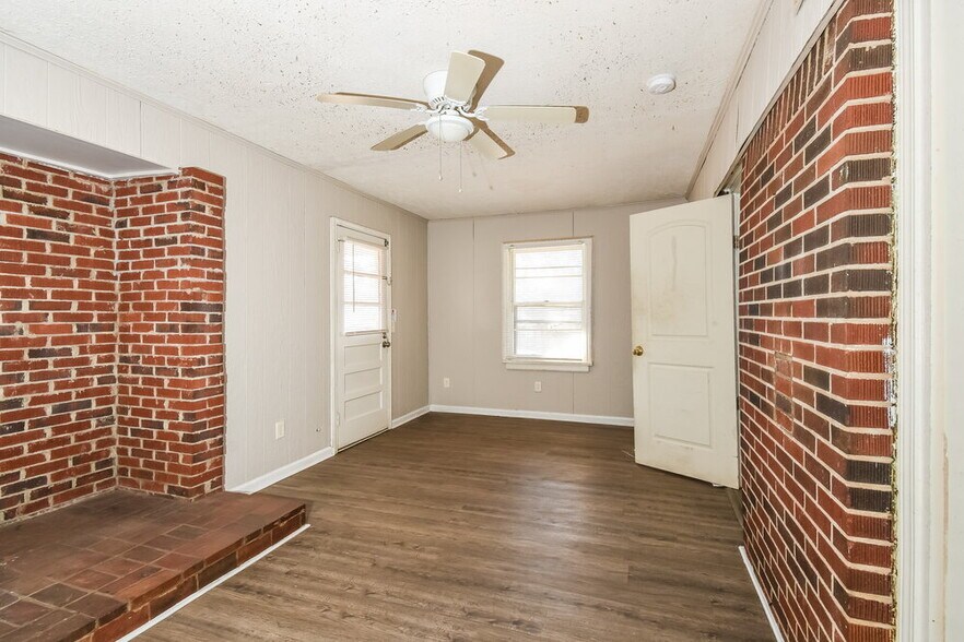 Building Photo - 1642 Pine Cir