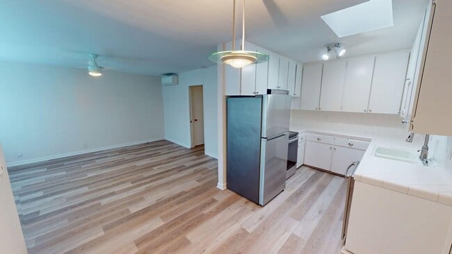 Building Photo - Spacious 2 Bedroom Condo in Central Village with AC. Water, Cable, Trash Included!