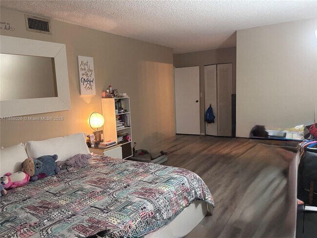 Building Photo - 800 Parkview Dr