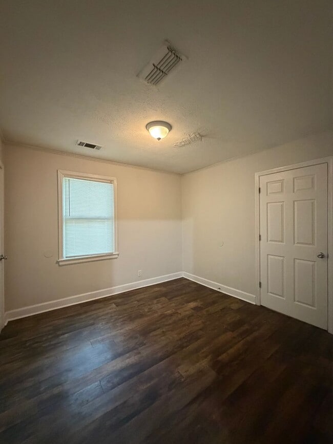 Building Photo - 3871 Sherwood Dr