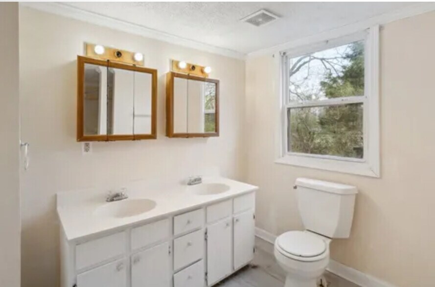 Bathroom - 8457 E Kerrville Rosemark Rd