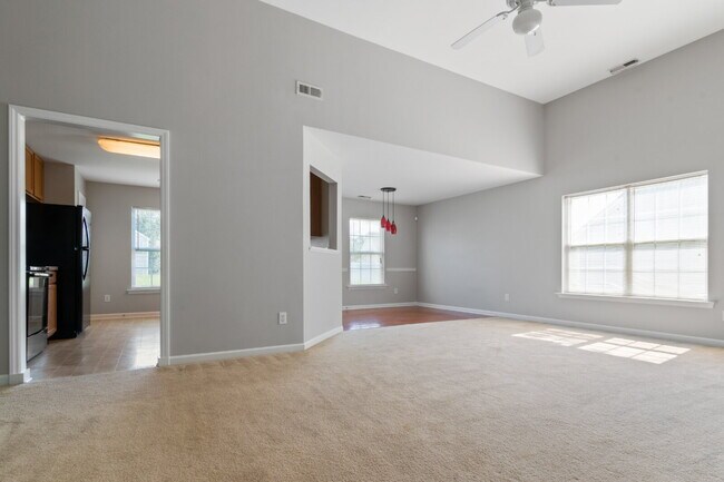 Building Photo - Spacious 4BR/3BA Home Near Downtown Durham | Deposit-Free Living | 1st-Floor Bedrooms