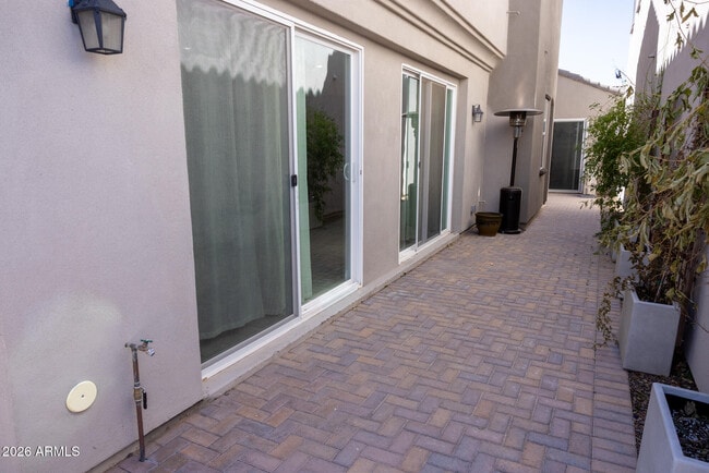 Building Photo - 2462 E Lovebird Ln