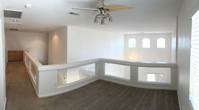 Building Photo - Gorgeous 3Bed/3Bath home located in Royal ...