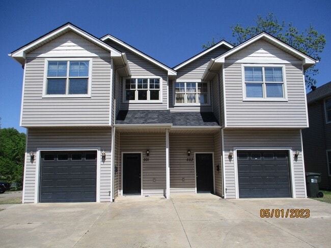 Primary Photo - (3) Bed/(2.5) Bath Townhouse in Core Norman! Avail NOW!