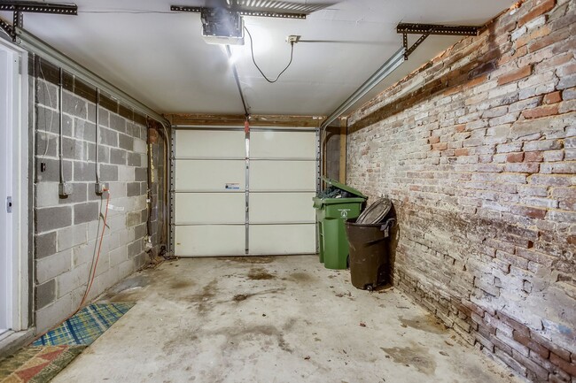 Building Photo - End Unit 3 + 2.5 HISTORIC TH with Garage i...