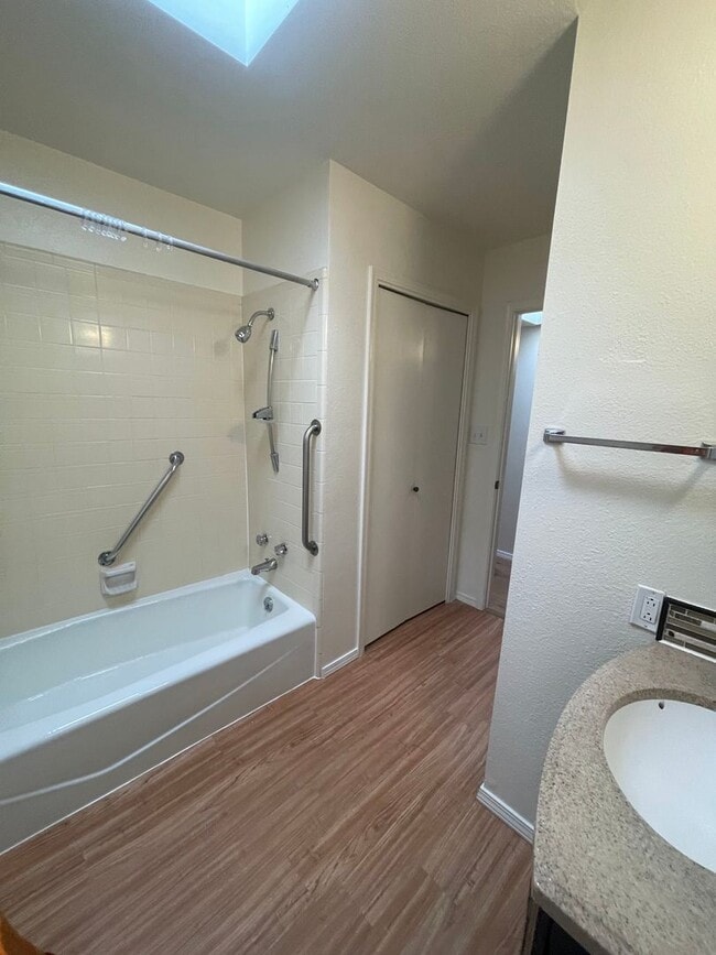 Building Photo - Newly updated & Ready to move in - 3 bdr, ...