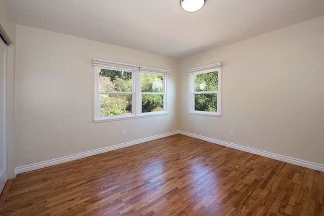 Building Photo - Updated 2 Bedroom Eastside Home! Pets are ...