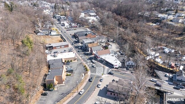 Building Photo - 146 Main St