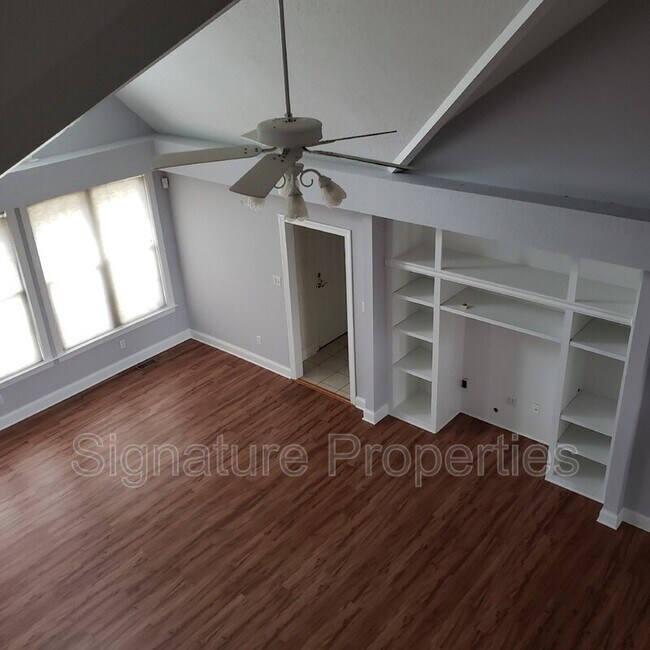 Building Photo - 6501 Southshore Dr