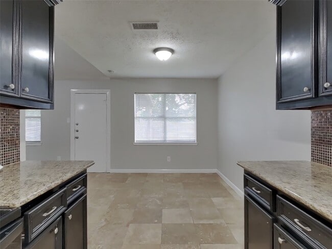 Building Photo - 2047 Lexington Woods Dr