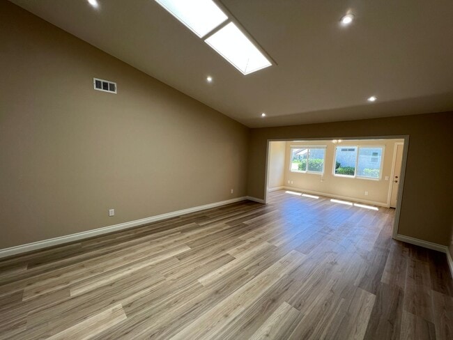 Building Photo - Updated 2 bed / 2 bath Capri in Leisure Vi...
